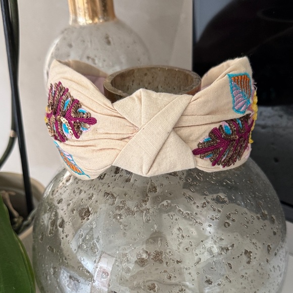 Embroidered Floral Cream Headband - Picture 2 of 4